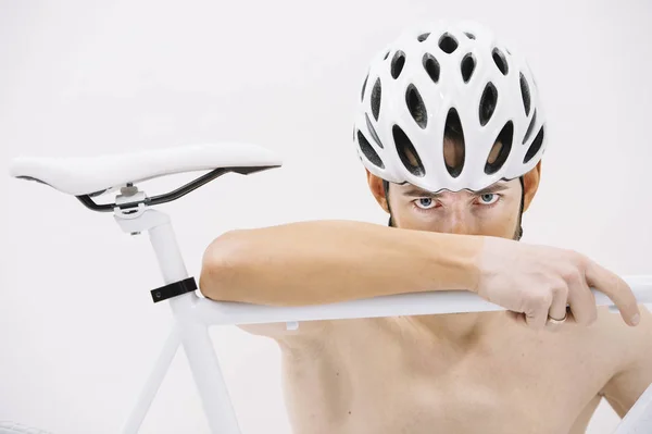 Porträtt av en cyklist med kraftfulla utseende — Stockfoto