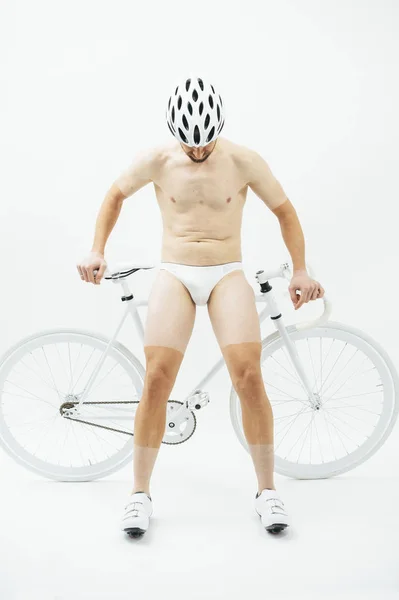 Hombre desnudo con bicicleta blanca — Foto de Stock