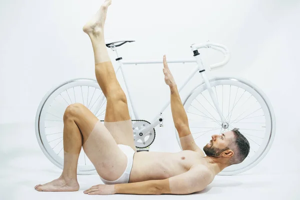 Een fietser is Turnen dicht bij de fiets — Stockfoto