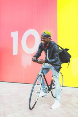 Sabit vites bisiklet ile Afrika genç adam.