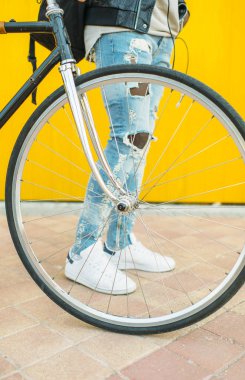 Sabit vites bisiklet ile Afrika genç adam.