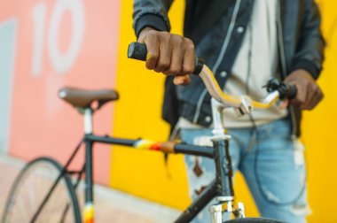 Sabit vites bisiklet ile Afrika genç adam.