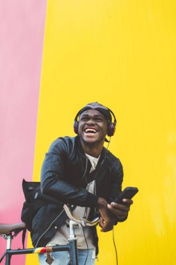 Sabit vites bisiklet ile Afrika genç adam.