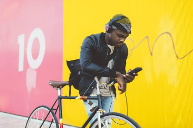 Sabit vites bisiklet ile Afrika genç adam.