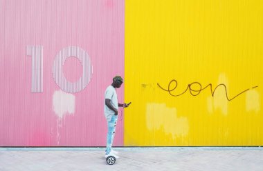 bir hoverboard sürüş veya scooter Self Dengeleme çocuk