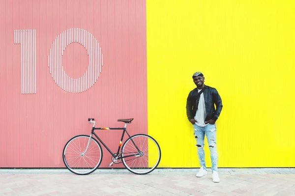 African young man with fixed gear bicycle. — Stock Photo, Image