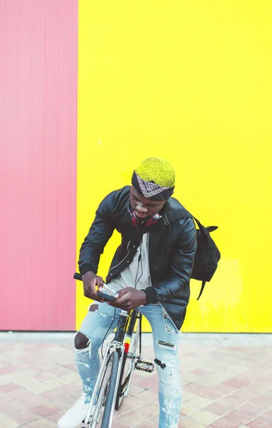 Jovem africano com bicicleta de engrenagem fixa . — Fotografia de Stock