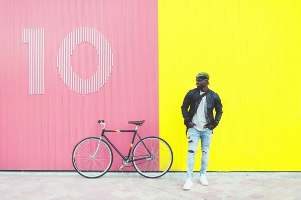 Joven africano con bicicleta de engranaje fijo . — Foto de Stock