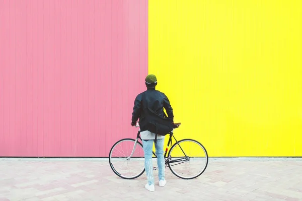 Jovem africano com bicicleta de engrenagem fixa., volta . — Fotografia de Stock