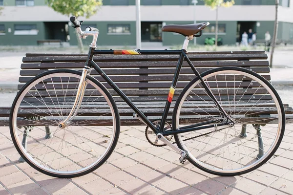 City-Fahrrad feste Ausrüstung auf Holzsitz — Stockfoto