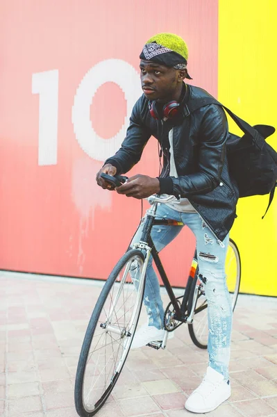 Afrikai fiatalember rögzített hálót kerékpár. — Stock Fotó