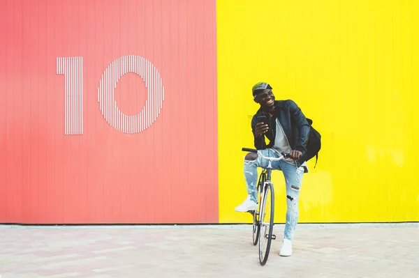 Joven africano con bicicleta de engranaje fijo . — Foto de Stock