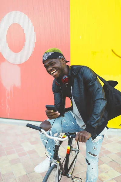 Африканский юноша на велосипеде с фиксированной передачей . — стоковое фото