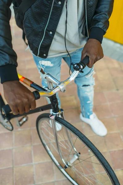 Jeune homme africain avec vélo à engrenages fixes . — Photo