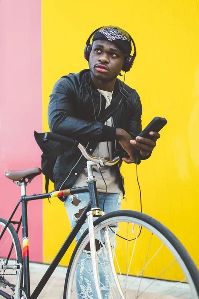 African young man with fixed gear bicycle. — Stock Photo, Image