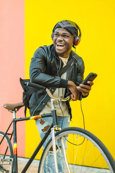 African young man with fixed gear bicycle. — Stock Photo, Image