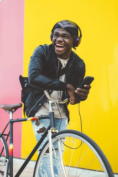 African young man with fixed gear bicycle. — Stock Photo, Image