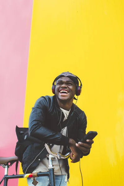 African young man with fixed gear bicycle. — Stock Photo, Image