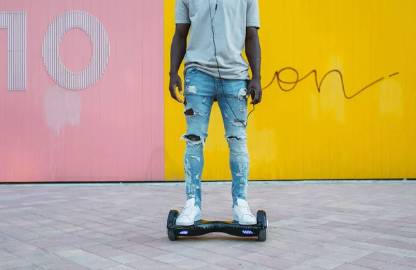 Chico conduciendo un hoverboard o auto-equilibrio scooter — Foto de Stock