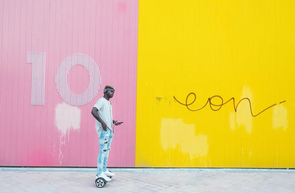 Chico conduciendo un hoverboard o auto-equilibrio scooter —  Fotos de Stock