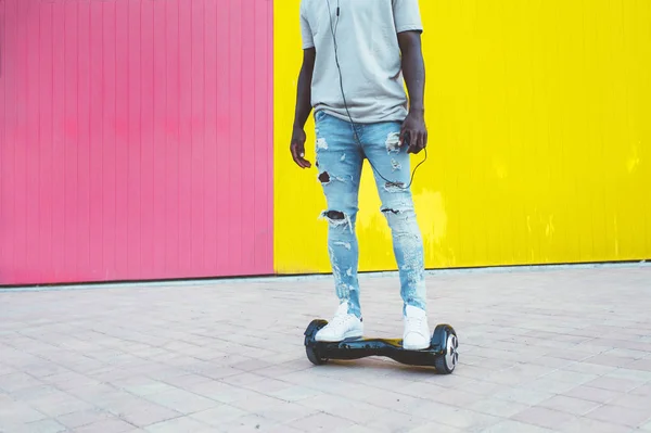 Chico conduciendo un hoverboard o auto-equilibrio scooter —  Fotos de Stock