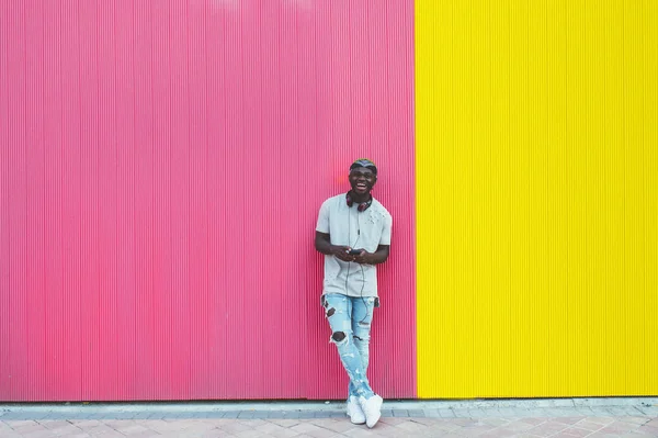 Африканский молодой человек с мобильным телефоном — стоковое фото