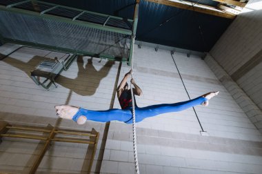 Genç jimnastikçi sabah yalnız, pratik r tarafından tırmanma