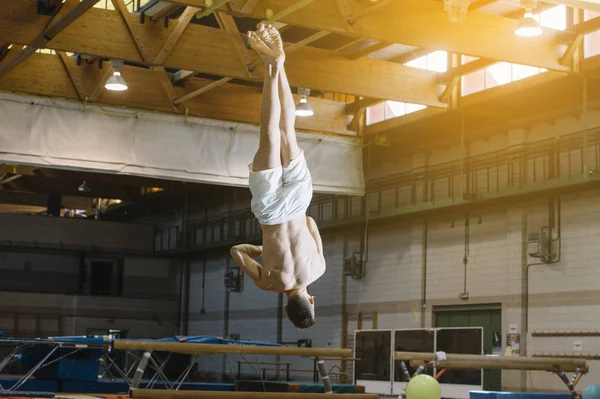 Unga gymnasten öva på morgonen ensam — Stockfoto