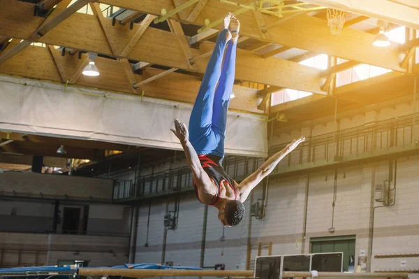 Unga gymnasten öva på morgonen ensam — Stockfoto