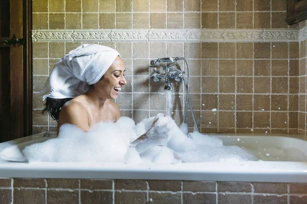 Retrato de una joven feliz jugando con espuma en la bañera —  Fotos de Stock