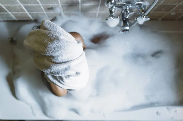 Retrato de jovem feliz brincando com espuma na banheira — Fotografia de Stock