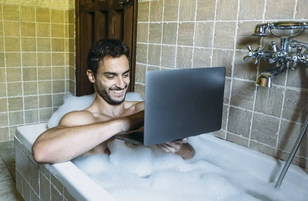 Nudo ragazzo in bagno con computer portatile — Foto Stock