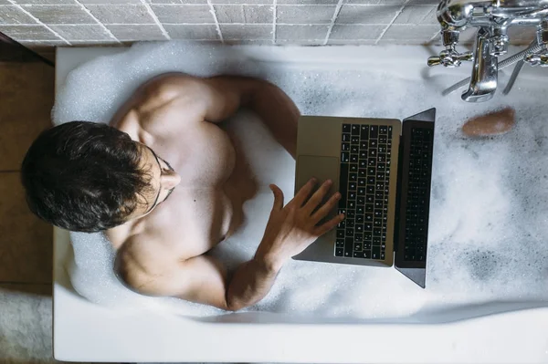 Nudo ragazzo in bagno con computer portatile — Foto Stock