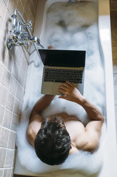 dizüstü bilgisayar ile banyoda çıplak adam