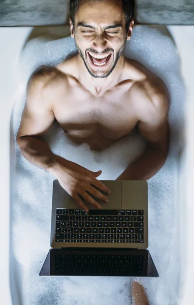 Nudo ragazzo in bagno con computer portatile — Foto Stock