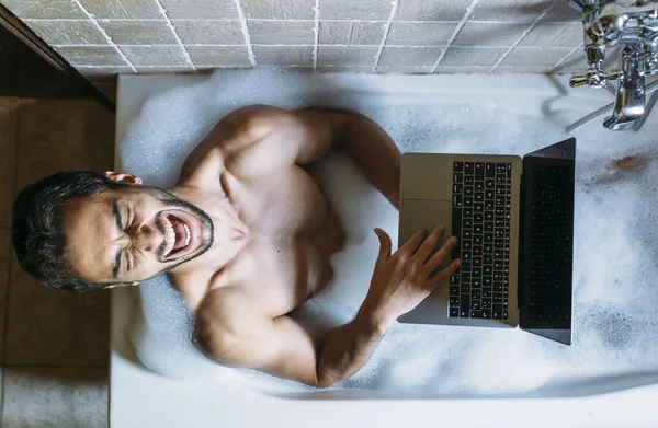 Nudo ragazzo in bagno con computer portatile — Foto Stock