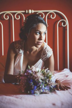 kadın odaya mutlu evli