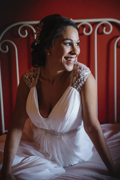 Wanita menikah bahagia di dalam ruangan — Stok Foto