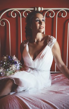 kadın odaya mutlu evli