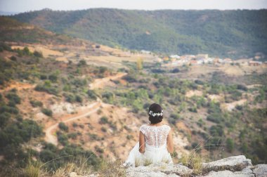 Geri sahada mutlu evli kadın