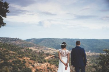 Gelin ve damat parkta kucaklayan