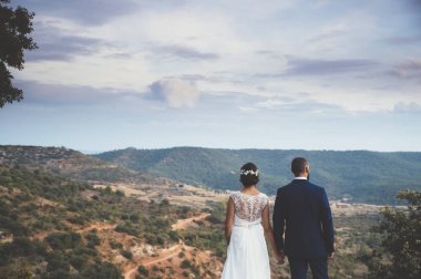 Gelin ve damat parkta kucaklayan