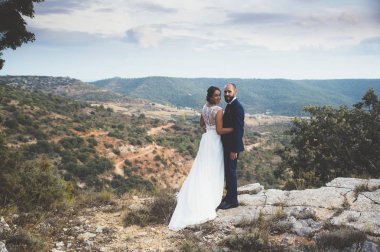 Gelin ve damat parkta kucaklayan