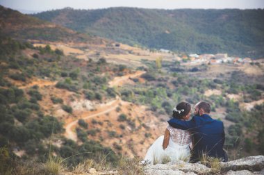 Gelin ve damat parkta kucaklayan