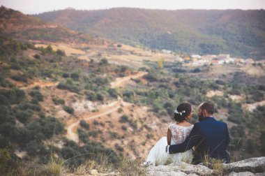 Gelin ve damat parkta kucaklayan