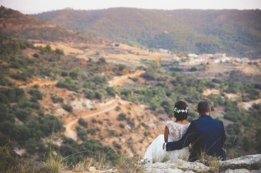 Gelin ve damat parkta kucaklayan