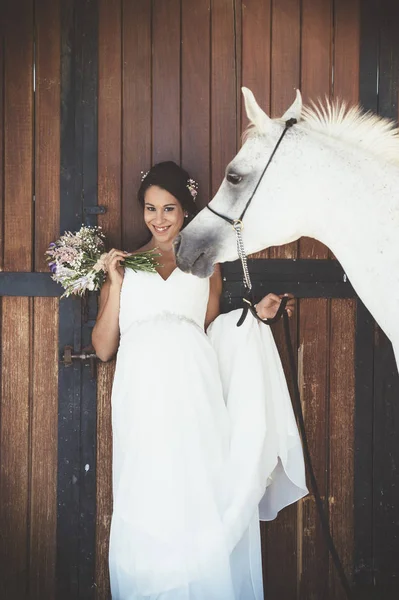Žena vdaná šťastný v poli s Arabský kůň — Stock fotografie