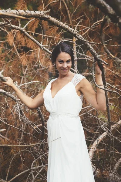 Vrouw gelukkig getrouwd in het veld — Stockfoto