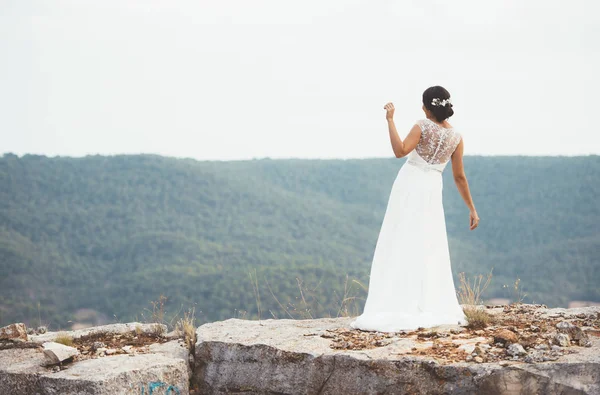 フィールドで女性が幸せな結婚してください。 — ストック写真