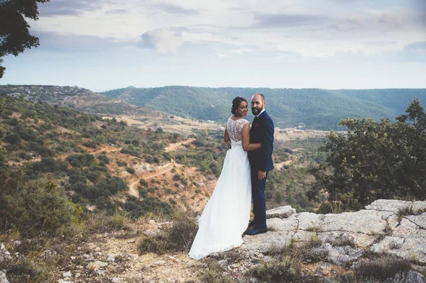 Gelin ve damat parkta kucaklayan